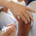 １０〜１４歳の若年層はデング熱による入院患者の大半を占めるため、ワクチン接種が優先される（Foto: Wilson Dias/Agência Brasil)