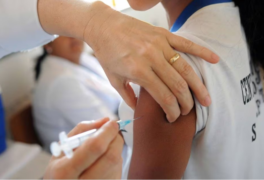 １０〜１４歳の若年層はデング熱による入院患者の大半を占めるため、ワクチン接種が優先される（Foto: Wilson Dias/Agência Brasil)