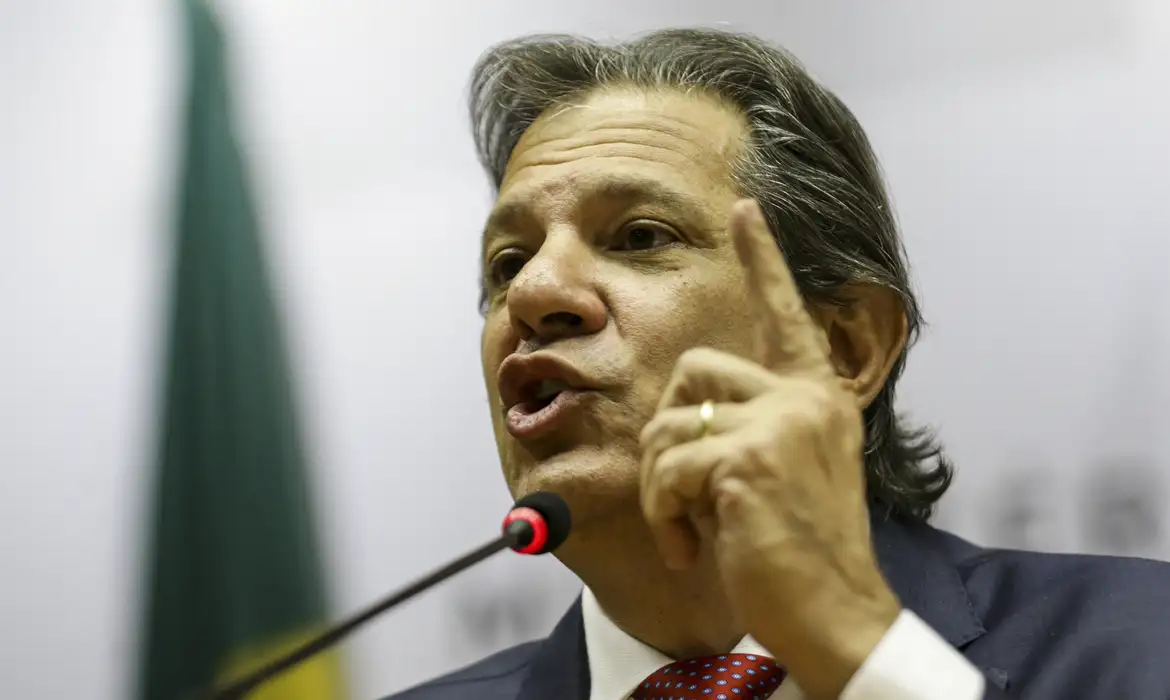 税収減補償措置を発表するハダジ財相（©Marcelo Camargo/Agencia Brasil）