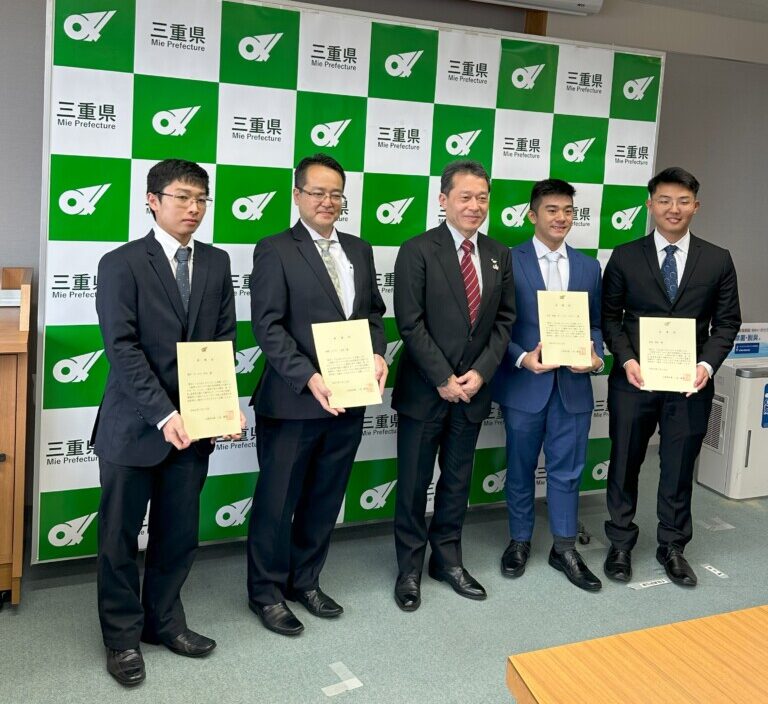 １６日に訪問した三重県庁で一見勝之知事に面会した一行