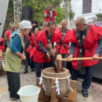 餅つきを行う矢野会長（右）と税田会長