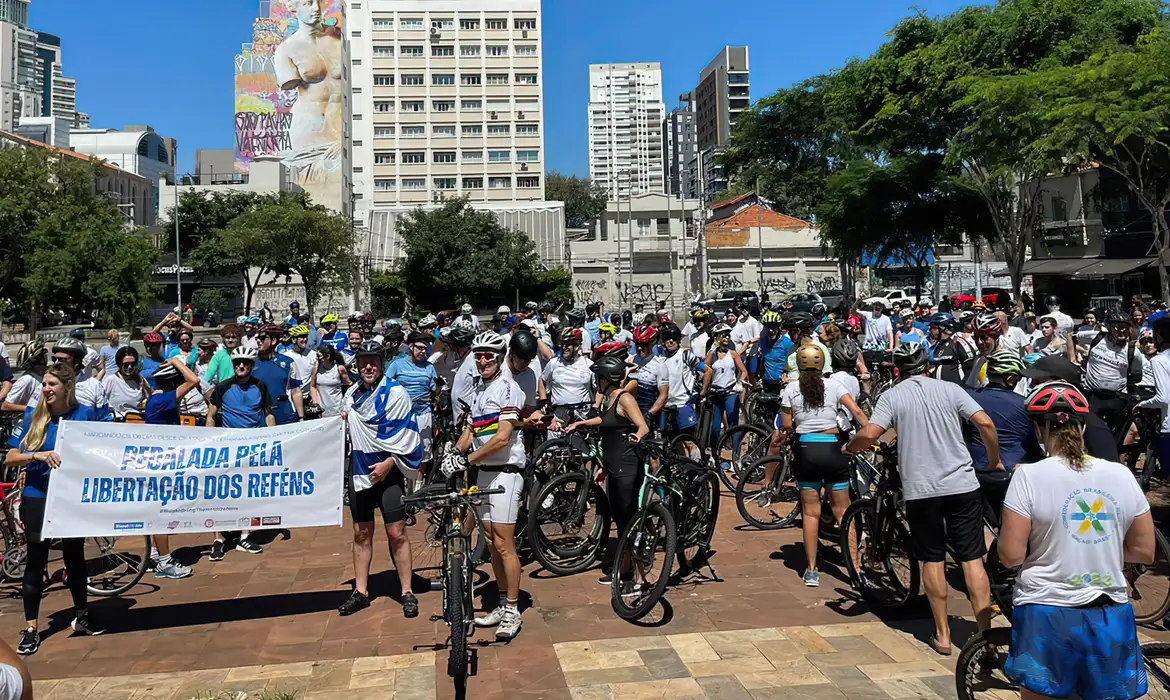 人質解放を求める呼びかけに賛同して集まった自転車愛好家達（©Fisesp/Divulgacao）