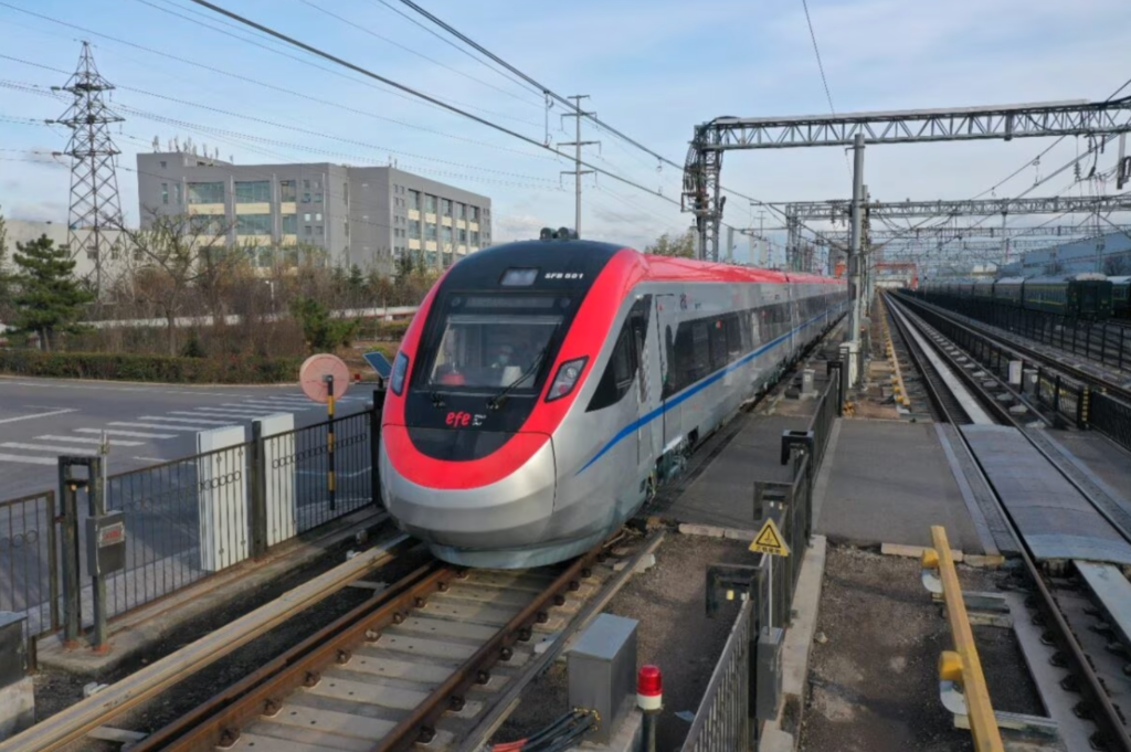 新列車はサンティアゴから南部のクリコまで２時間弱で結ぶ（Foto: Divulgação/EFE）