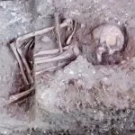 発見された人骨の一部（©Jader Folho/X）