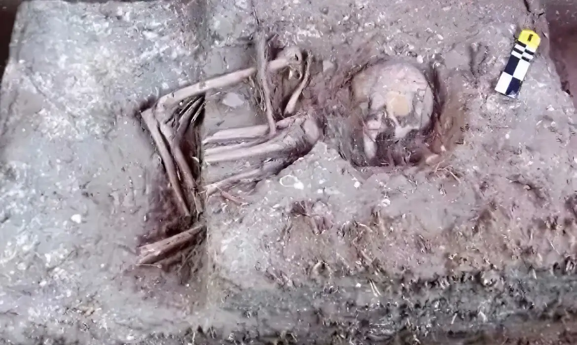 発見された人骨の一部（©Jader Folho/X）