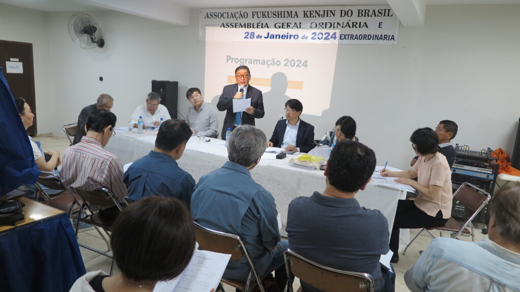 総会で事業内容を説明する佐藤会長