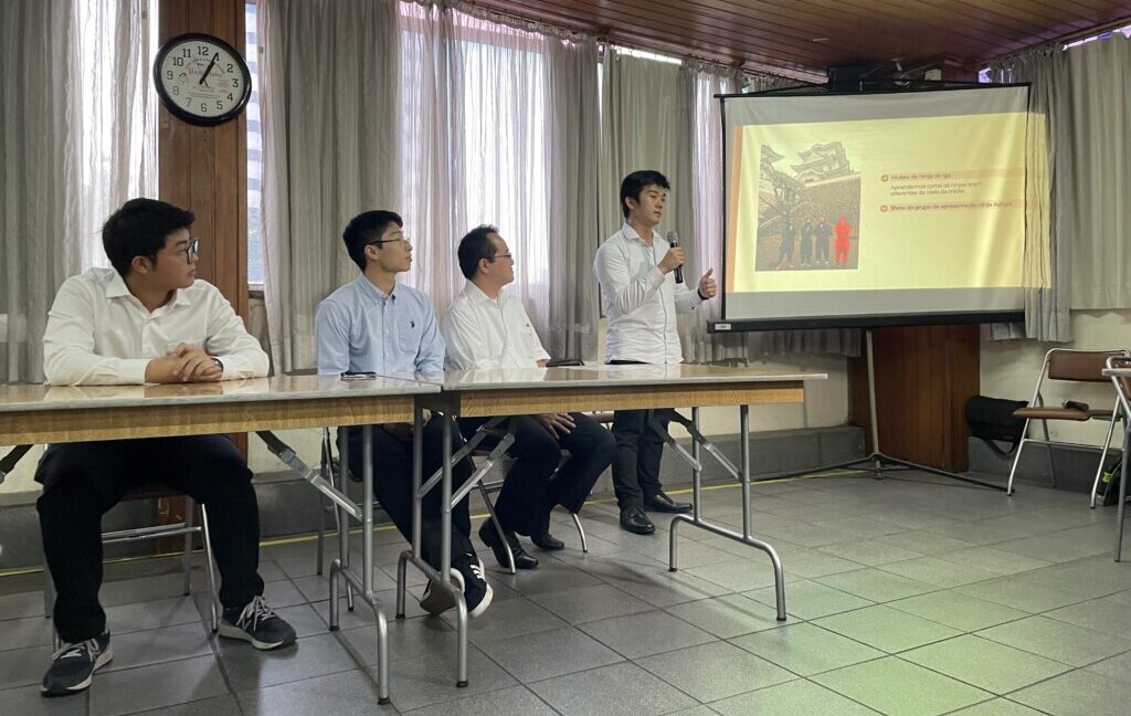 「私たちは忍者のように呼吸をし、食事をし、様々な技を覚えた。何と言っても一番印象に残った体験だった」と述べる高橋さん（右）