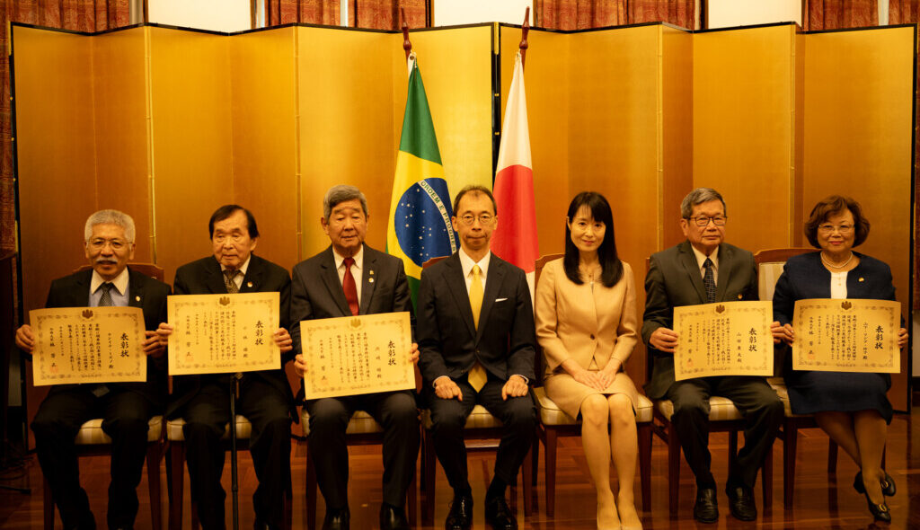 水野氏、小林氏、洲﨑氏、清水総領事、清水総領事夫人、山田氏、山下氏（左から）