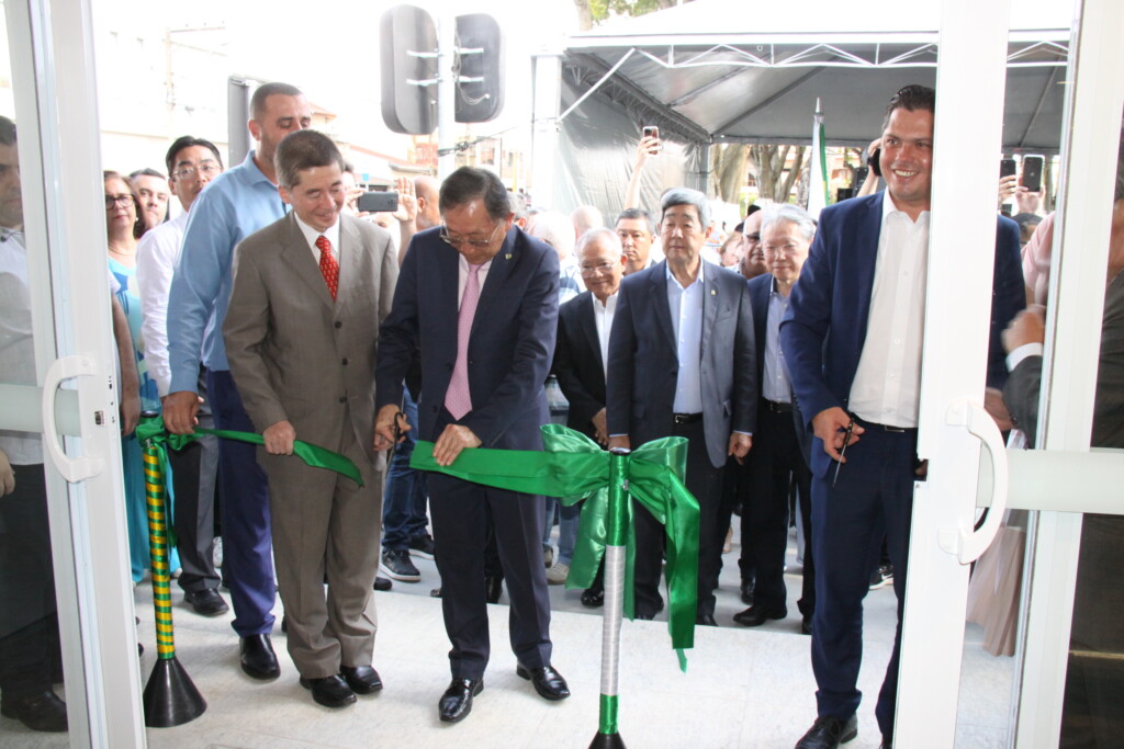 テープカットを行う江口所長、税田会長、ジェフェルソン市長(手前左から)