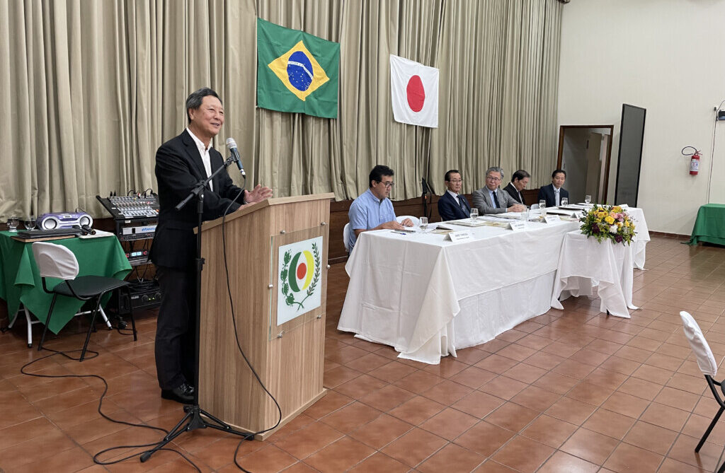 総会で挨拶を行う西森下議