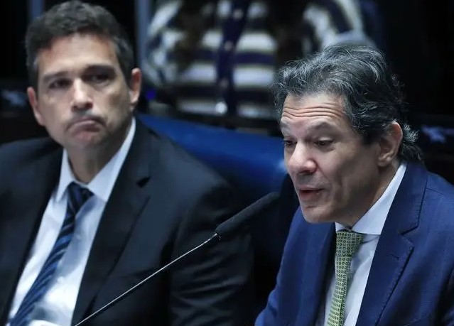 カンポス・ネット中銀総裁とハダジ財相(Foto: Lula Marques/ Agência Brasil)