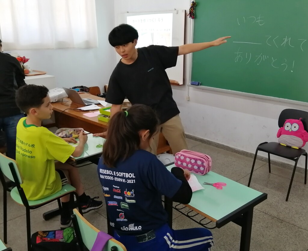 教鞭をとる山川さん（本人提供）