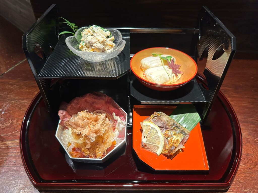 コースで提供される先付け、蒸し物、焼き物、前菜（左上から時計回りに）