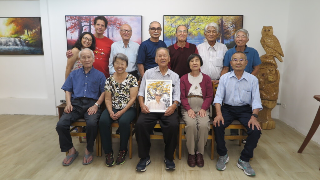 前列中央が長沢さんの遺影を持った吉田さん
