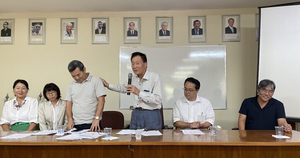 広瀬会長（中央）と理事会役員ら