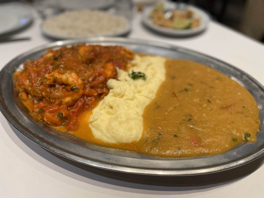 大きなプレートに盛り付けられた「ブラジル風バカリャウ」