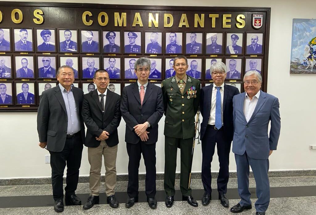 平山イナシオ元福岡県人会会長、池田隆蔵退役陸軍中将、真鍋尚志総領事、吉田マルセロ少将、木下義貴（よしたか）在リオ首席領事、平崎さん（平崎さん提供）