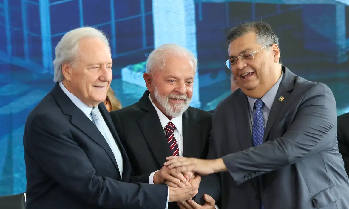 就任式でのノレヴァンドウスキー新法相とルーラ大統領、ジノ前法相（©Fabio Rodrigues-Pozzebom/Agencia Brasil）