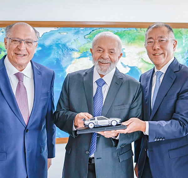 左からアルキミン副大統領、ルーラ大統領、現代自動車のチョン・ウィソン会長（Foto: Ricardo Stuckert/PR/Divulgação）