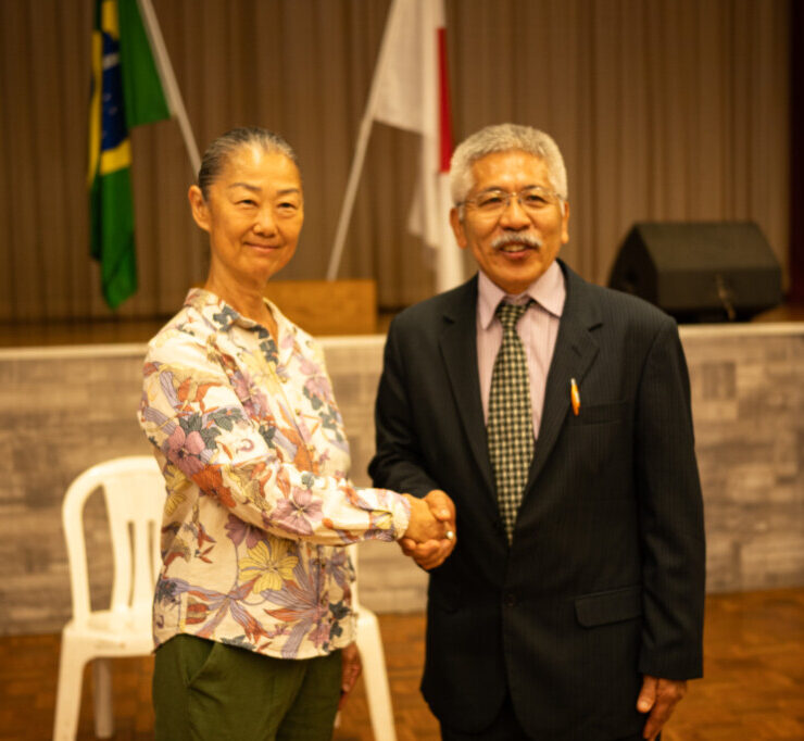 岩本新会長と水元前会長（左から）