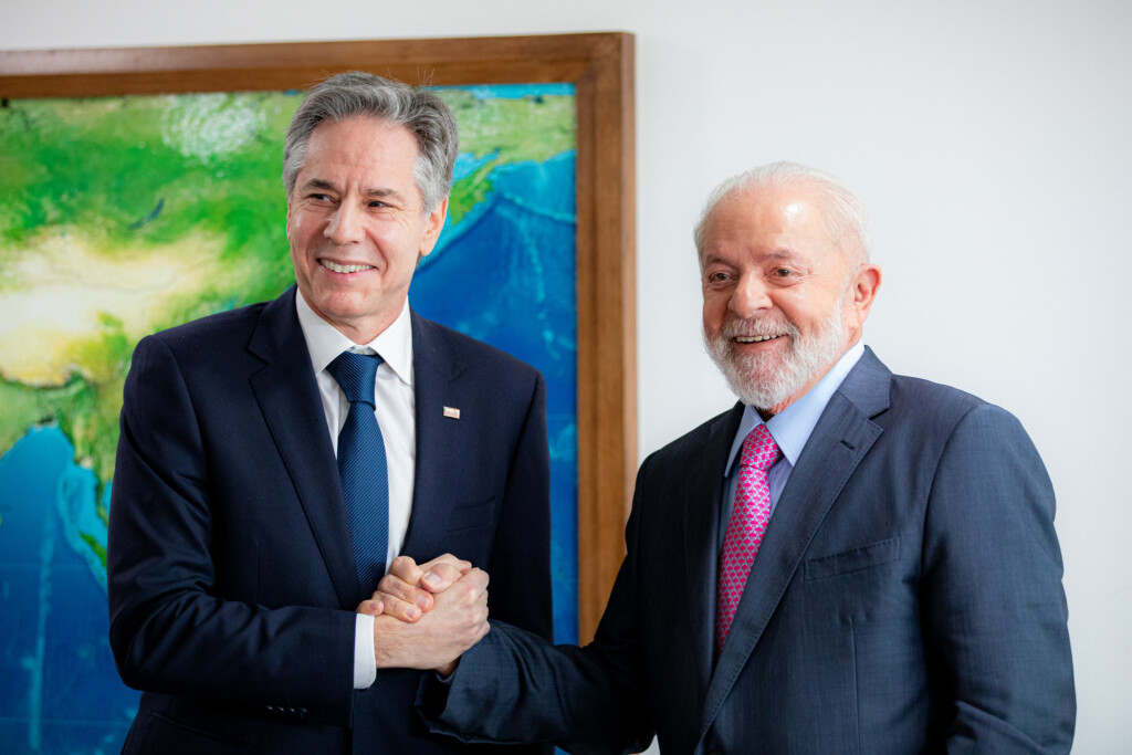 ブリンケン国防相（左）とルーラ大統領(Felipe Menezes)