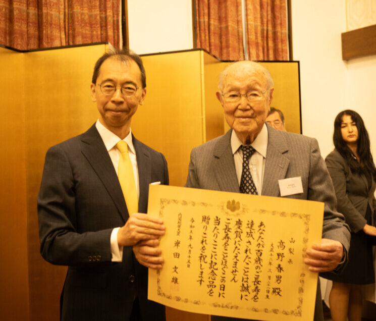 清水享在サンパウロ総領事から表彰状を受け取る髙野さん