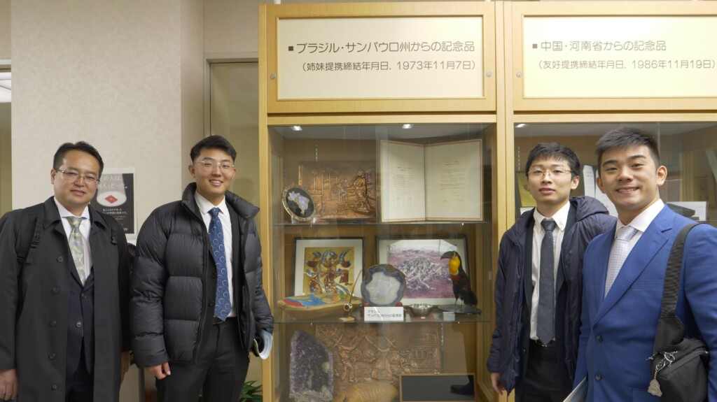 三重県庁を訪れた際の訪問団員たち