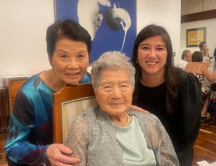 １００歳表彰と誕生日をお祝いする金城さんと娘さんとお孫さん