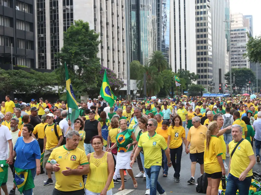 ２５日、パウリスタ大通りで行われたボルソナロ前大統領を支持する集会(Foto: Rovena Rosa/Agência Brasil)