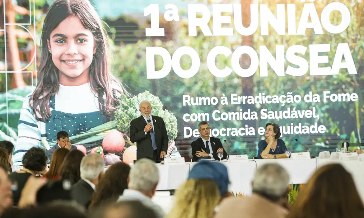 新たな基礎食料品セットについて発表するルーラ大統領（©Marcelo Camargo/Agencia Brasil）