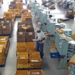 国際注文の品物の確認、振り分け作業（Elza Fiúza/Agência Brasil / Perfil Brasil）