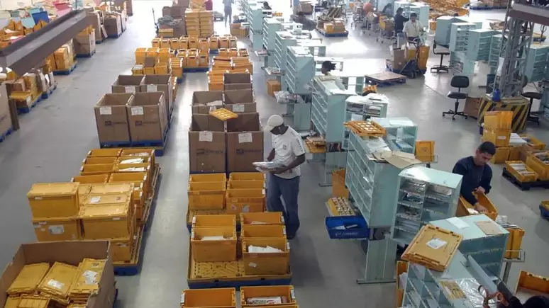 国際注文の品物の確認、振り分け作業（Elza Fiúza/Agência Brasil / Perfil Brasil）