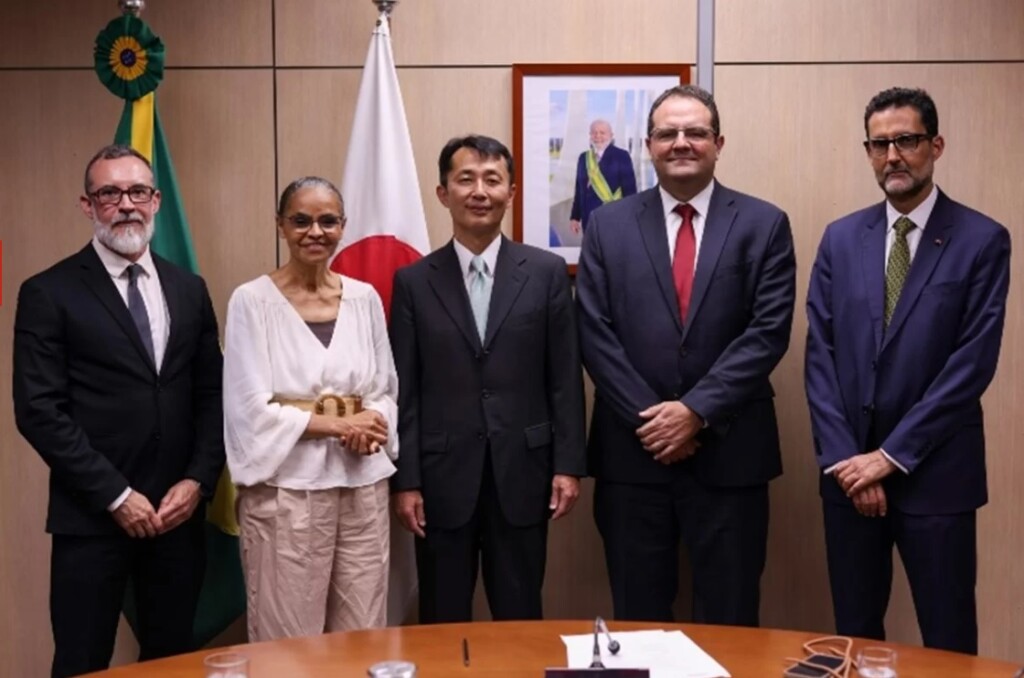 署名式を行ったシルバ環境相（左から２人目）と林大使（同３人目）