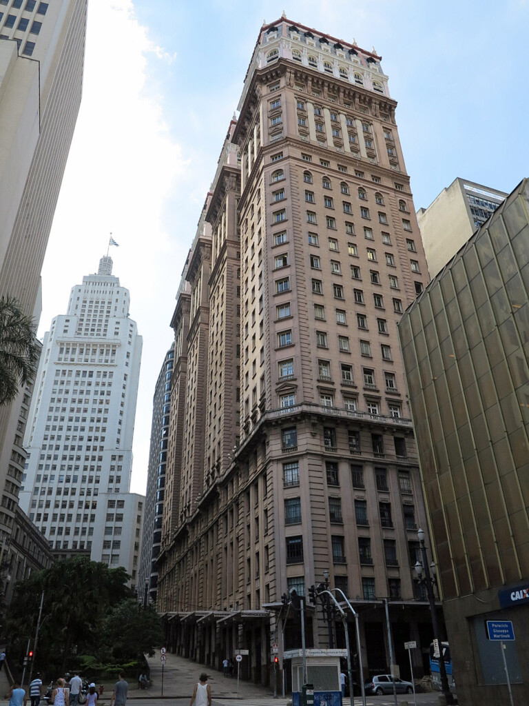 マルチネリ・ビルと左奥がアルチーノ・アランテス・ビル