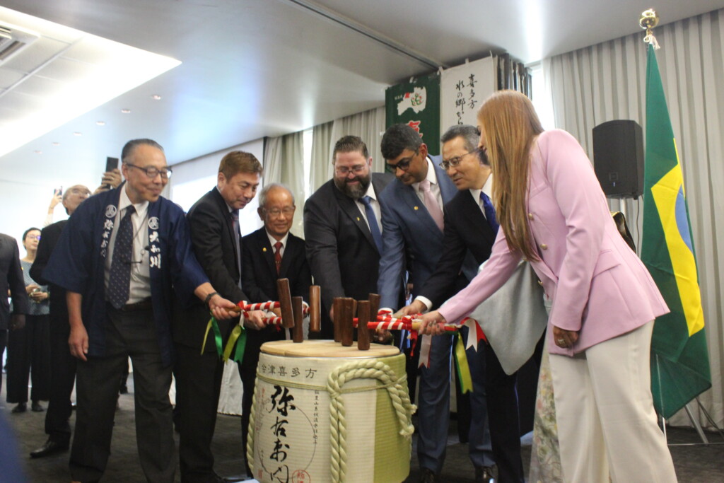 弥右衛門の樽で鏡開きをする皆さん。右から２人目が荻野総領事、一番左が佐藤顧問