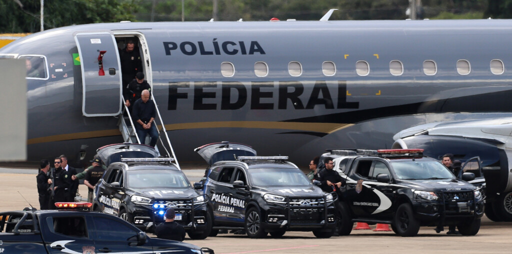 ブラジリアに送られる容疑者たち（Jose Cruz/Agencia Brasil）