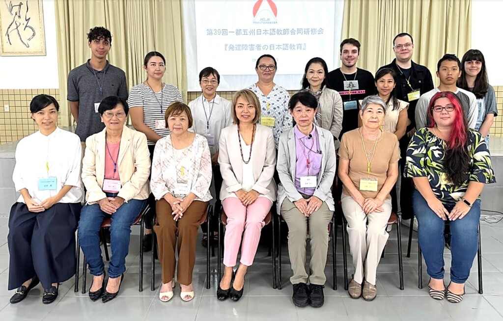 前列中央が川村怜子ＪＩＣＡ次長、右側へ森岡隊員、矢田正江理事長