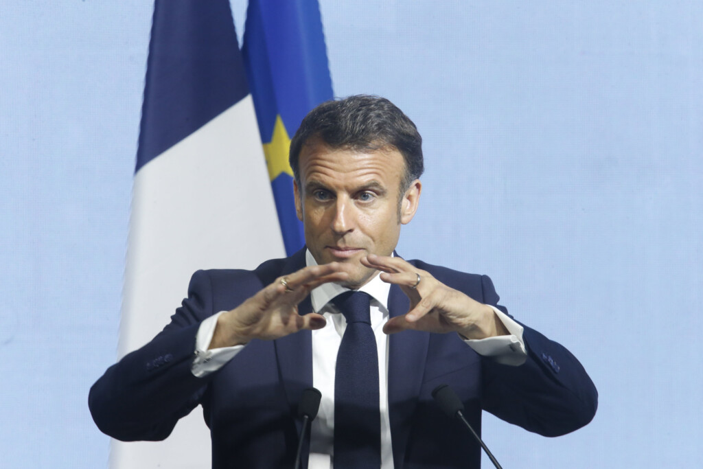 FIESPで開催されたブラジル・フランス経済フォーラムで演説するマクロン大統領（Foto: Paulo Pinto/Agência Brasil）