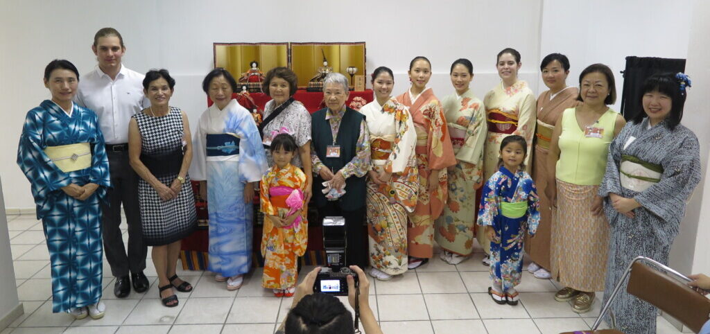 着物姿で来場した皆さんがひな壇前で記念撮影