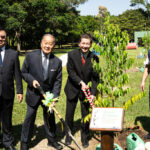 桜の木を樹植する前田代表、石川文協会長、江口所長ら（左から）