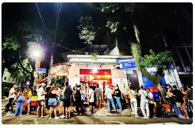 夜もにぎわうアルナルド・キンテラ街（Reprodução/Instagram Treme Treme）