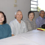 ３月３日の第２８回ダリア祭り開会式に参加した長谷川さんと五十嵐夫妻、援協の菊地名誉会長、島袋副会長（左から）