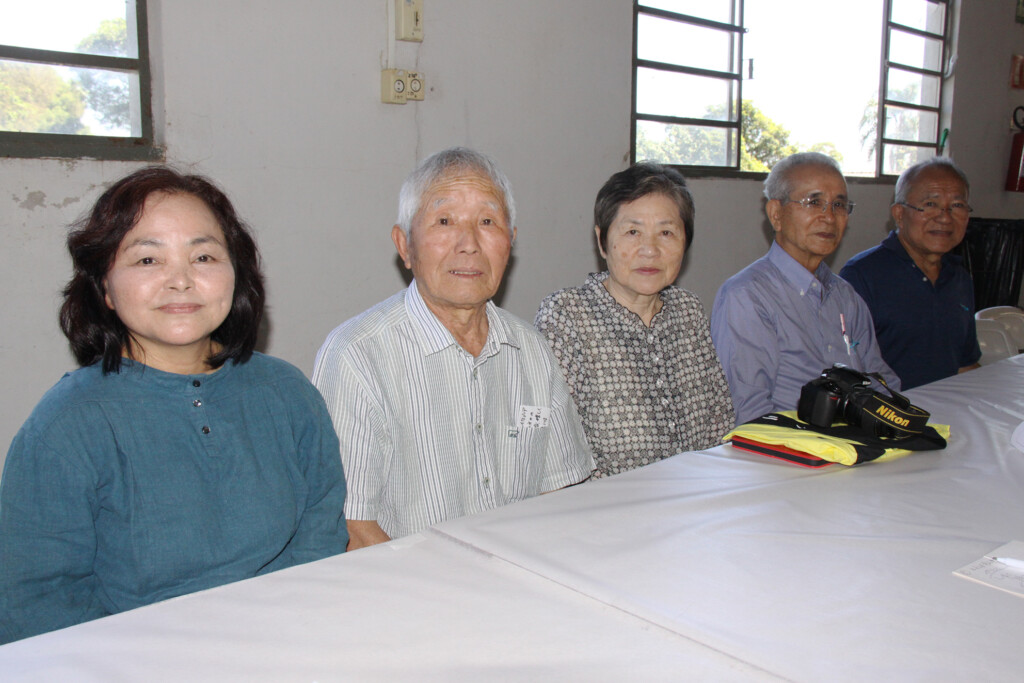 ３月３日の第２８回ダリア祭り開会式に参加した長谷川さんと五十嵐夫妻、援協の菊地名誉会長、島袋副会長（左から）