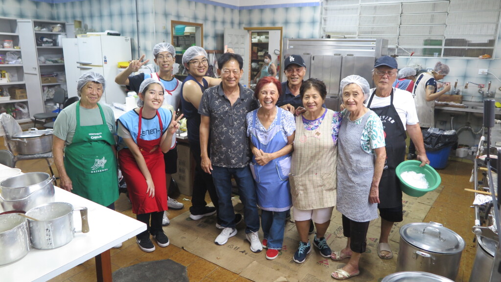 台所で大量の焼きそばを作る皆さん（前列中央が藤井会長）