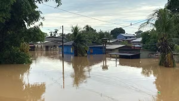 水に覆われた州都のセイス・デ・アゴスト地区(6日、Richard Lauriano/Rede Amazônica)