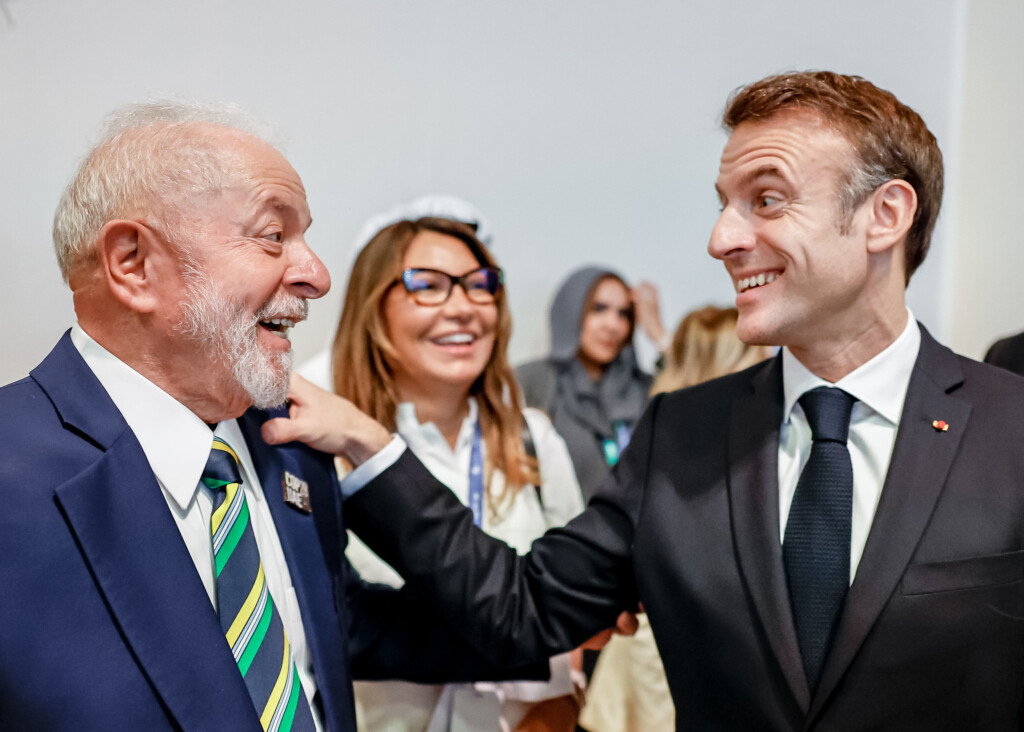 2023年12月にドバイで開催されたCOP28でのルーラ大統領（左）とマクロン大統領（右）（Foto: Ricardo Stuckert/PR）