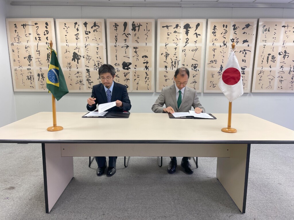 契約締結に署名を行う清水総領事（右）と林代表