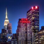 マンハッタンに位置する四つ星ホテル「ニューヨーカー」の夜景（２０１６年、The New Yorker Hotel, via Wikimedia Commons）