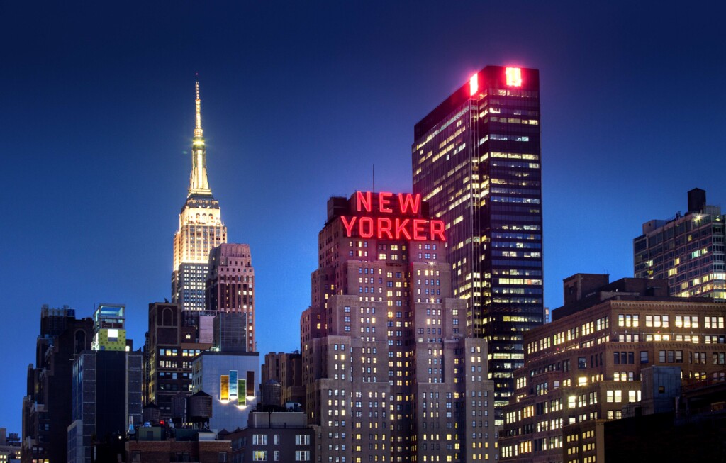 マンハッタンに位置する四つ星ホテル「ニューヨーカー」の夜景（２０１６年、The New Yorker Hotel, via Wikimedia Commons）