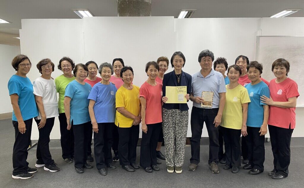 川添会長（中央）から寄付金の送金証明書を受け取った武部会長（中央右）と森永正行ジェラルド石川県人会前会長（中央右から2人目）